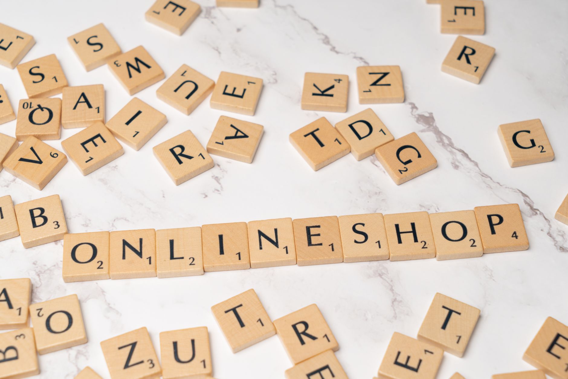 Klocki Scrabble układające napis Online Shop na marmurowym tle
