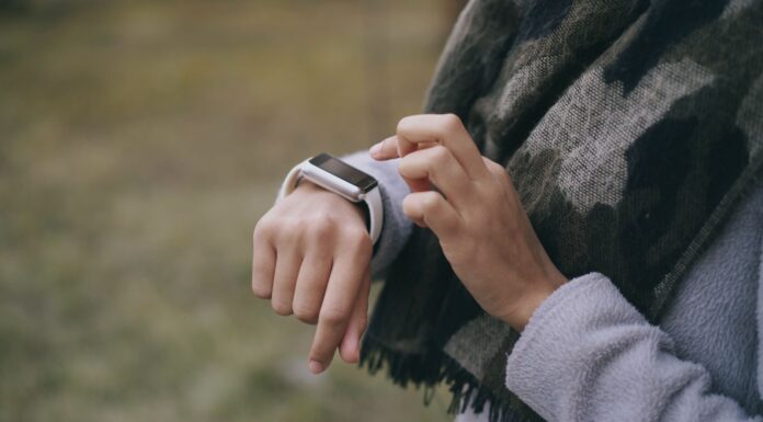 Jak zmniejszyć liczbę zapytań o status przesyłki dzięki sprytnym automatycznym powiadomieniom Osoba na zewnątrz sprawdza powiadomienie o przesyłce na smartwatchu