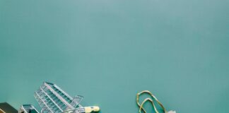 Kampanie produktowe kontra kampanie wizerunkowe w e-commerce: jak je łączyć Wózek i torba zakupowa na niebieskim tle widziane z góry