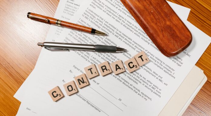 Jak przygotować regulamin sklepu internetowego, który naprawdę chroni sprzedawcę Zbliżenie na dokumenty umowy i płytki Scrabble z napisem CONTRACT